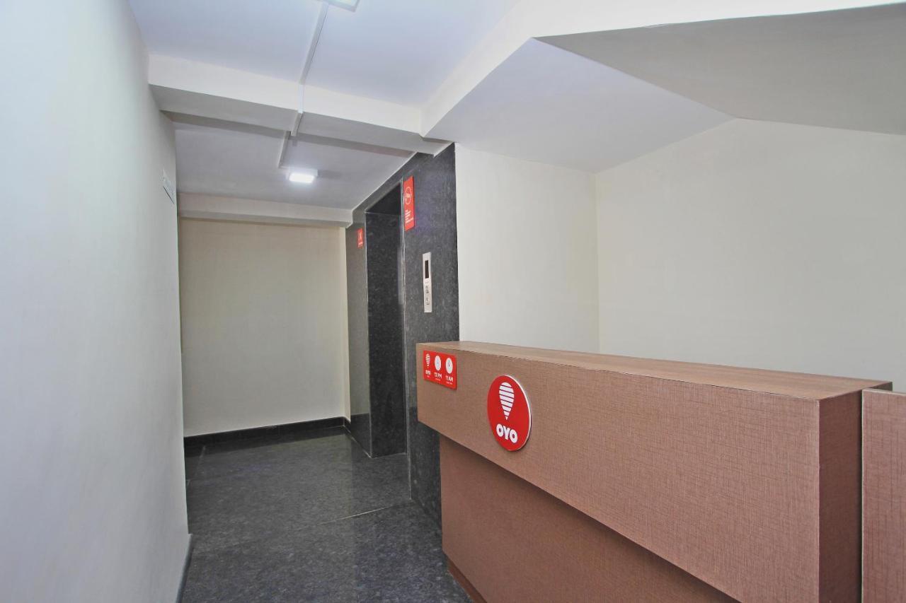 Vaccinated Staff - Oyo 10379 Hotel Varcity Sapphire Bangalore Exteriör bild