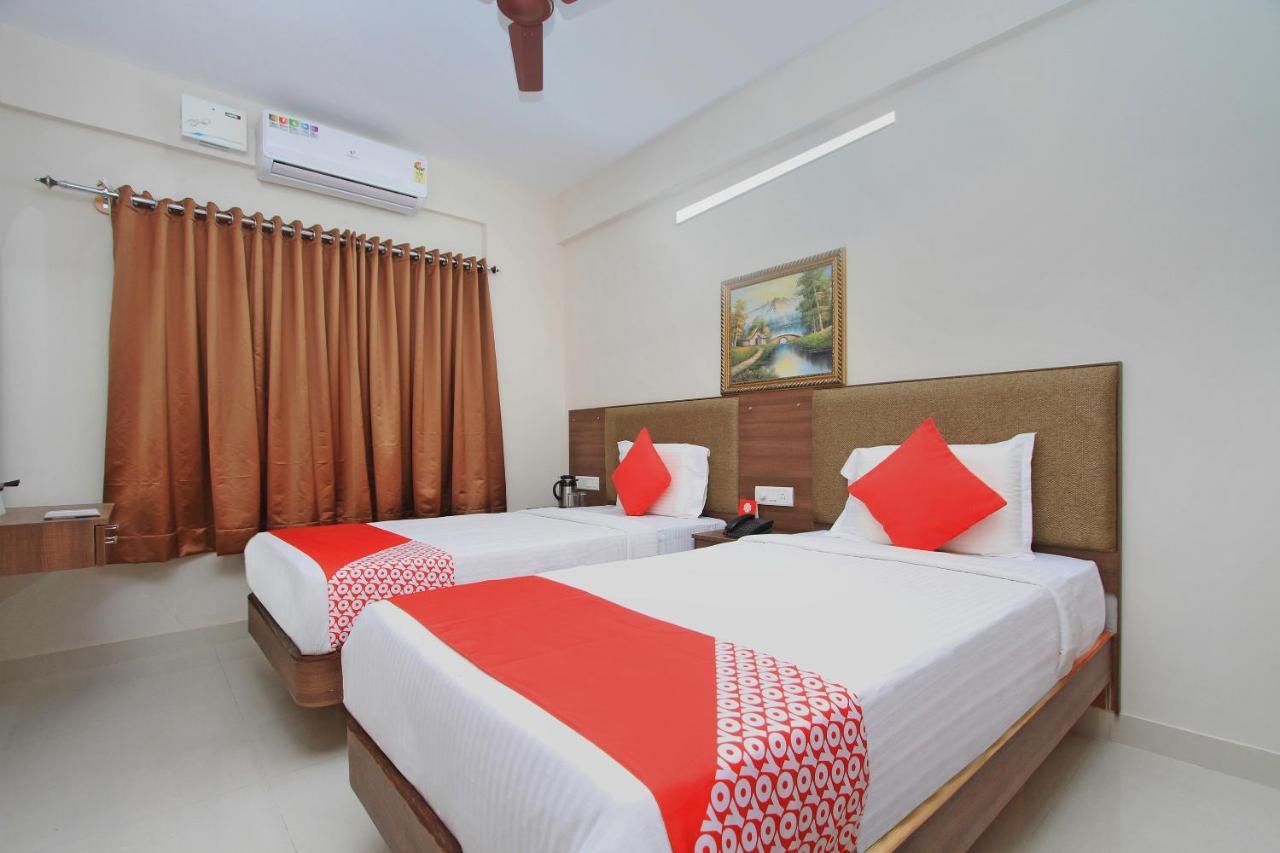 Vaccinated Staff - Oyo 10379 Hotel Varcity Sapphire Bangalore Exteriör bild